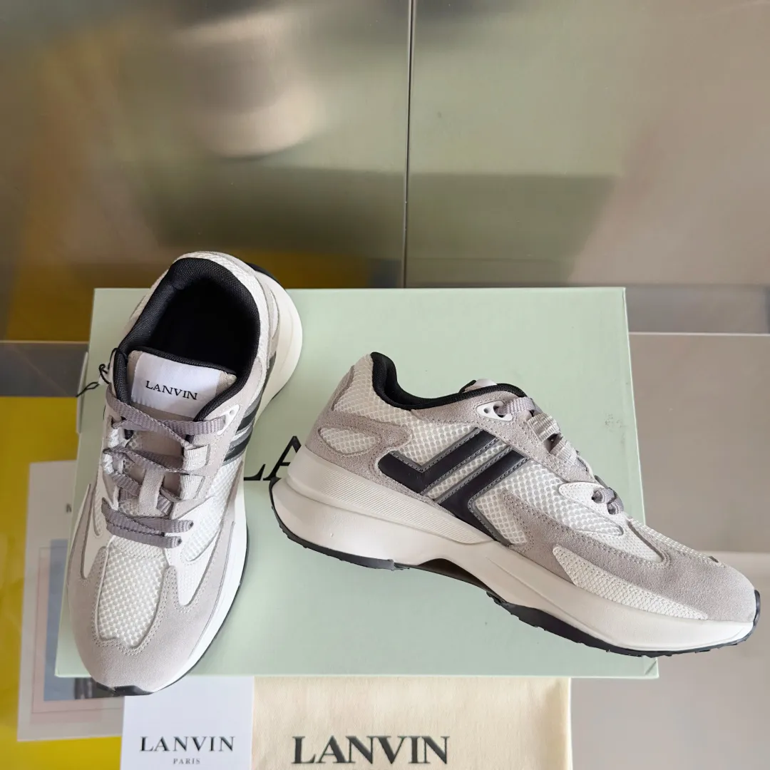 Top version: Couple model 290 Lanvin Lanvin's latest Jla series Couple model Mesh Thick sole Casual sports shoes Running shoes Original purchase, development and production This men's and women's sports shoes are light and comfortable, and the mesh design makes the uppers lighter. They are not afraid of stuffy feet, and the shoes look fashionable when paired with skirts and trousers. The upper is decorated with LANVIN's classic •J logo. The curved lines pay tribute to the circular element of the LANVIN logo, showing the brand's ingenuity. This shoe combines sports, fashion and craftsmanship. The delivery counter has exquisite packaging 🛍📦 ▪️ Fabric: Original customized mesh + cowhide ▪️ Lining: Original imported breathable mesh ▪️ Sole: Exclusive molded foam + TPU material ▪️ Bottom thickness: 4CM ▪️ Size: Women's 35-41 / Men's 39-45